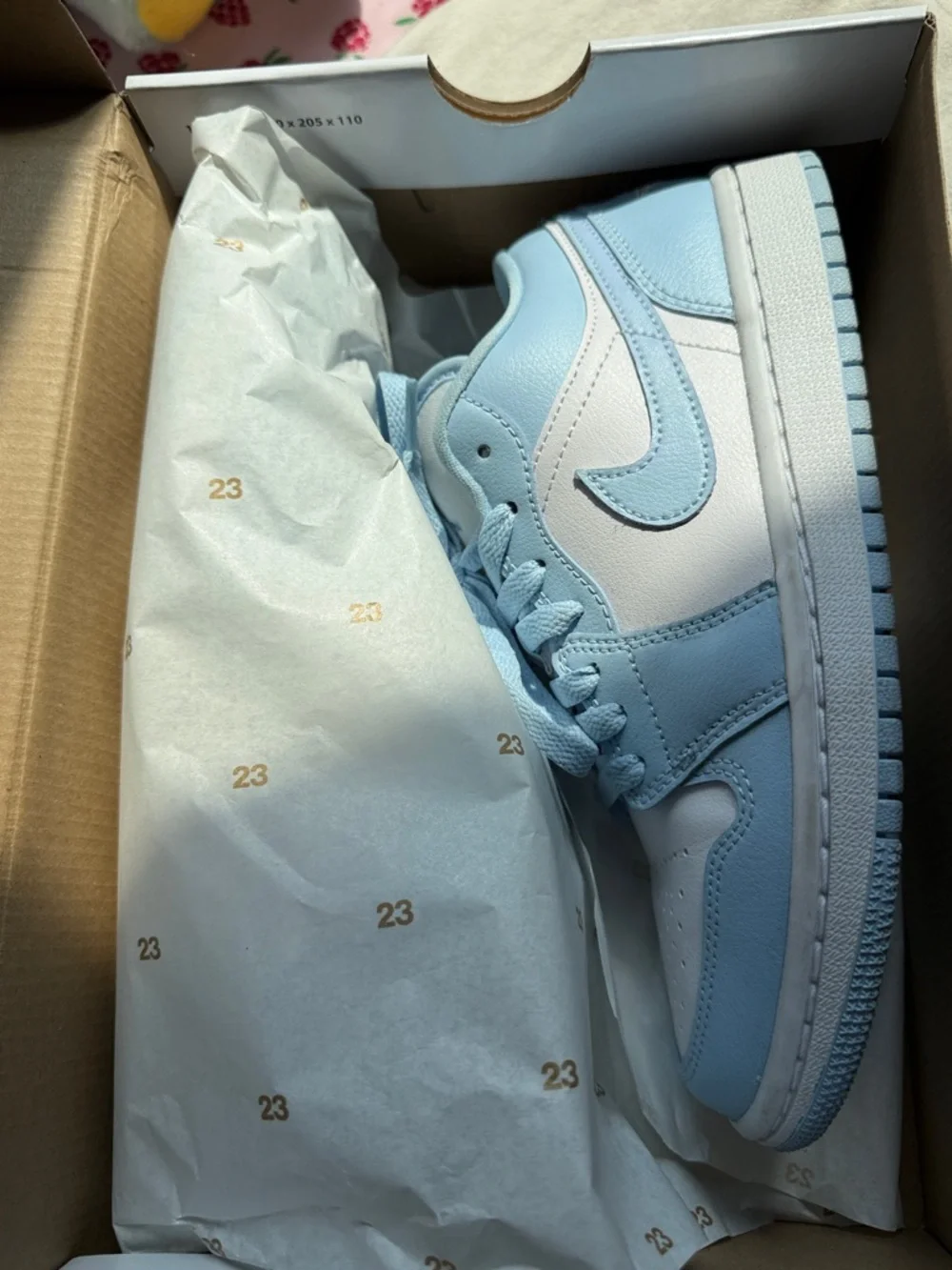 Nike Women’s Low Top Sneakers in Light Blue and White - Picture 11 of 11